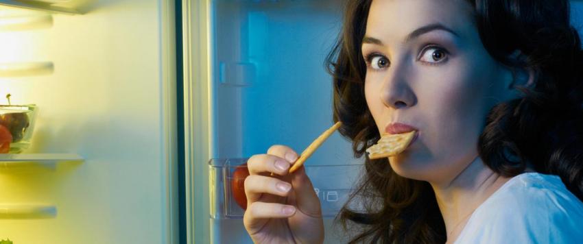 ما هو الوقت الأنسب للتوقف عن الأكل خلال اليوم؟