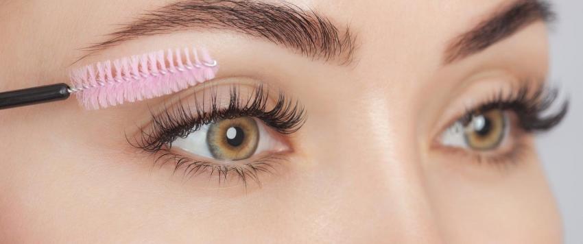 فوائد زيت الخروع للرموش والحواجب