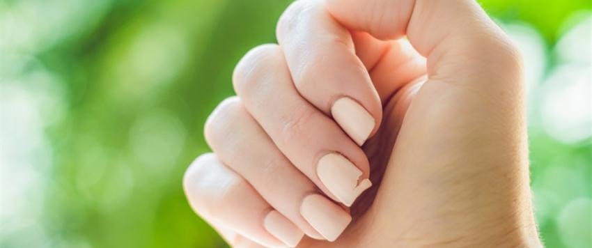 تكسر الأظافر 