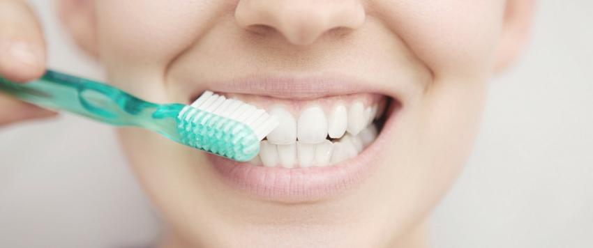 كيف تعتنين بأسنانك خلال الحمل وبعده؟