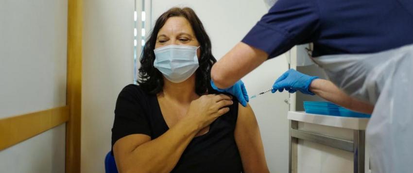 عارضة ازياء بريطانية تتلقى اللقاح