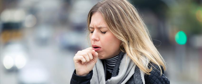 بينها الجاذبية.. أسباب زيادة أعراض الكحة للأسوأ ليلاً