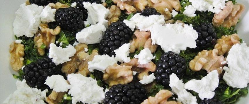 سلطة السبانخ بالتوت البري