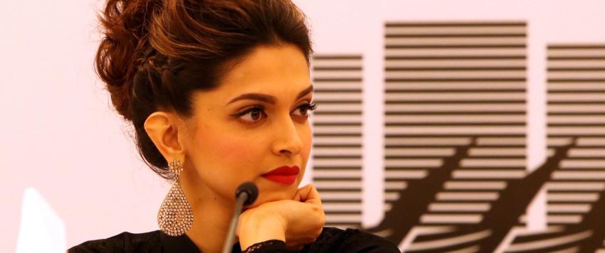 تربعت على عرش الأناقة.. 4 إطلالات بالأبيض الملكى لديبيكا بادوكون