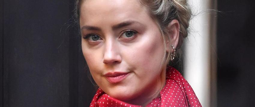 آمبر هيرد تغطي رأسها في أحد مساجد اسطنبول