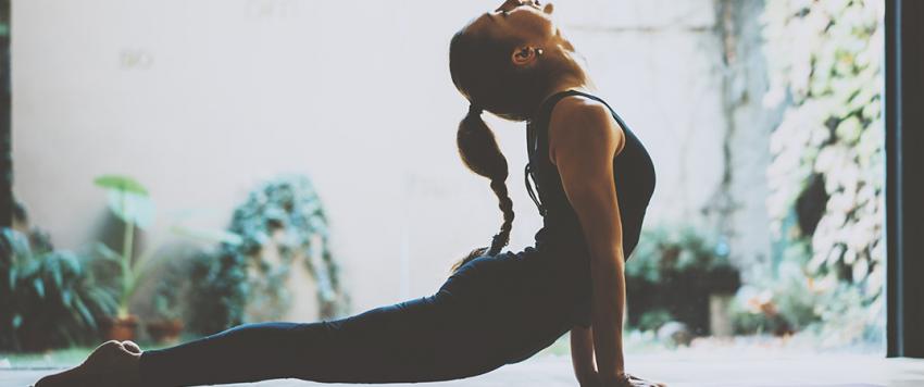 إمراة تؤدي اليوغا