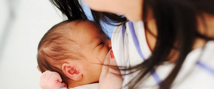 5 أطعمة يجب الحد منها أو تجنبها أثناء الرضاعة الطبيعية