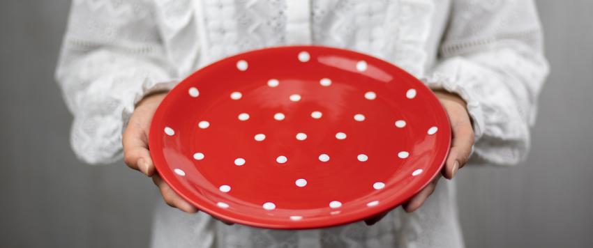  هل تعلمين أن لون الطبق الذي تتناولين به طعامك كفيل بإنقاص وزنك؟