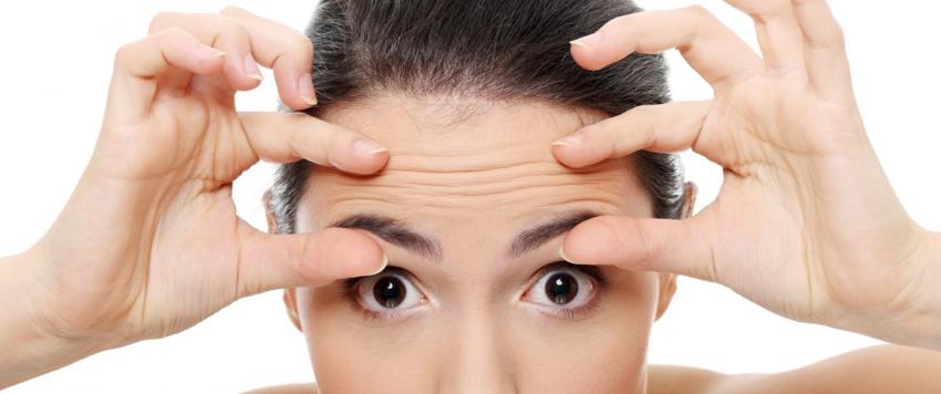 إليكِ نصائح ذهبية لاخفاء تجاعيد الجبهة بالمكياج