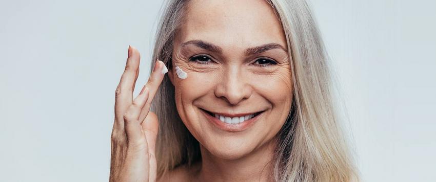 أزيلي علامات الشيخوخة من بشرتك أزيلي علامات الشيخوخة من بشرتك