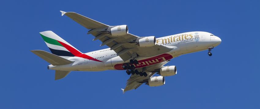 وظفو طيران الإمارات يلوّحون للطائرات وظفو طيران الإمارات يلوّحون للطائرات