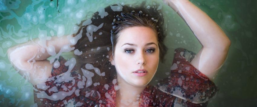 ماسك طبيعي تستخدمه النجمات للتخلص من مشكلة انتفاخ الوجه صباحًا