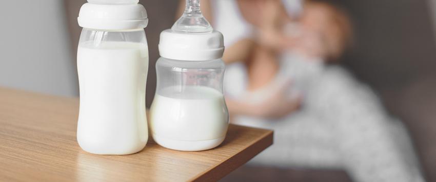 لماذا يتغير لون حليب الأم ومتى تحتاج لطبيب؟