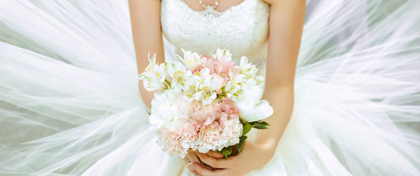 فساتين زفاف بسيطة لحفل زفافك المنزلي