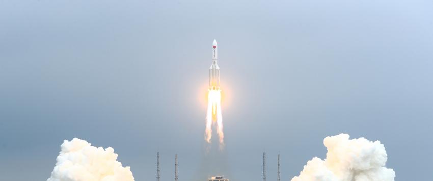 وضع ينذر بالخطر.. الصاروخ الصيني "التائه" يعود إلى الأرض