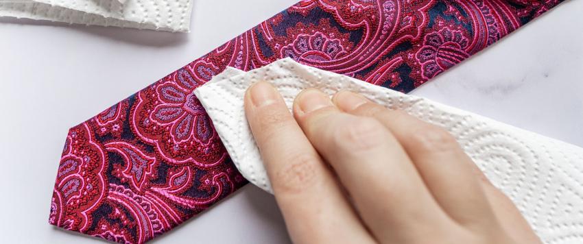 حيل منزلية سريعة وسهلة لإعادة اللمعان للملابس الحريرية الباهتة