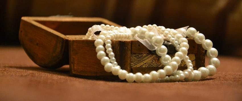 كلوديا برادبي تطلق مجموعة جديدة من مجوهرات اللؤلؤ لصيف عام 2020