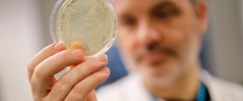 لقاح كورونا.. الأسئلة والخرافات المرتبطة به