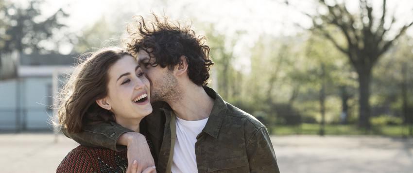 علامات تدل أنه واقع في غرامك