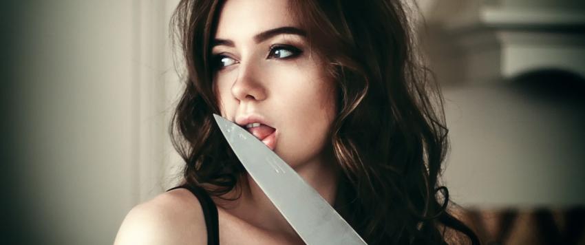 انتقمت سيدة أربعينية من صديقها بسبب رسالة تهنئة