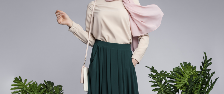ارتدي التنورة البليسية الميتاليك بطريقة تناسب حجابك