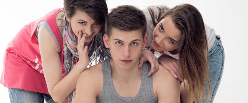 كيف تتعاملين إذا كان لشريكك صديقة مقربة؟