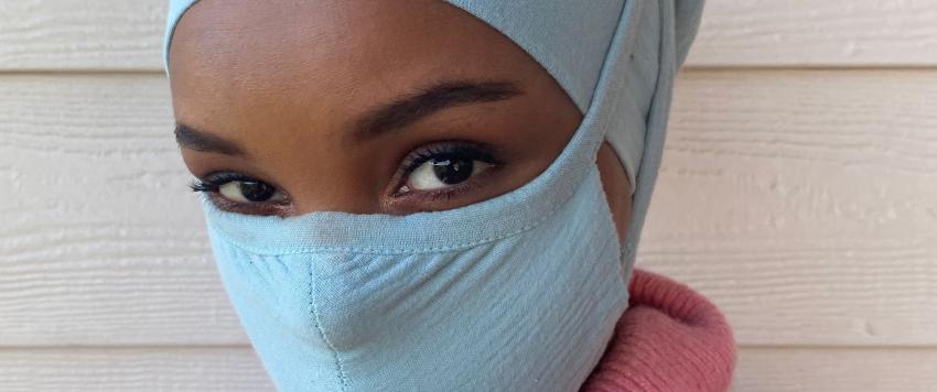  حليمة عدن تصمم  حجابات و"كمامات" للكوادر الطبية 