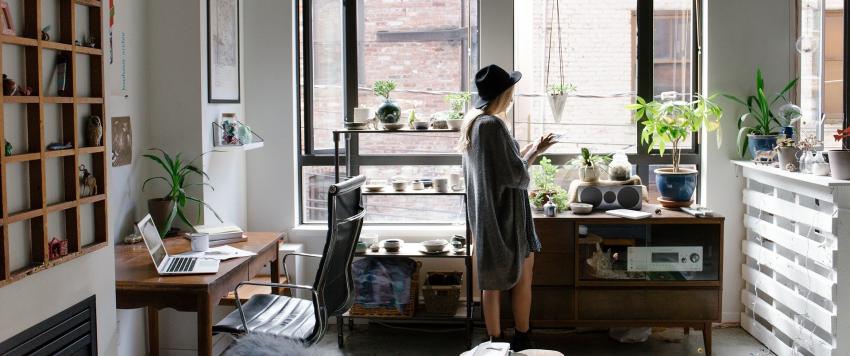 حافظي على أناقتك المنزلية بإرتداء الأزياء الأساسية على نحو مبتكر