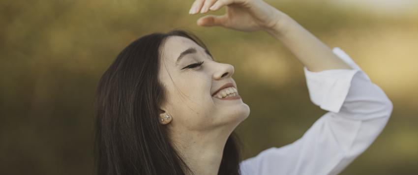 ماذا يعني رؤية نفسك تضحك في الحلم؟