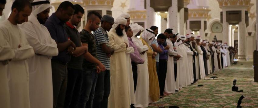 جامع الشيخ زايد الكبير يبث صلاة التراويح مباشرة على الهواء