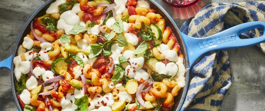 سلطة الباستا والهوت دوغ والفاصولياء الحمراء