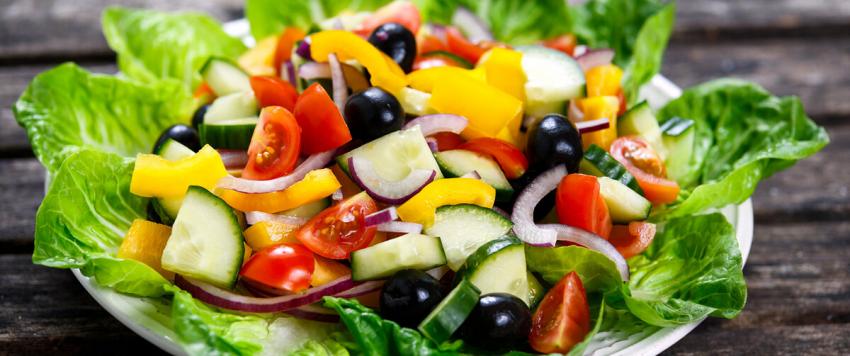 سلطة خضراء مع الفجل والزيتون