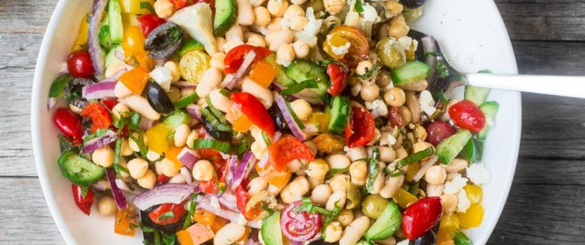 سلطة الفول الأبيض مع الخضار