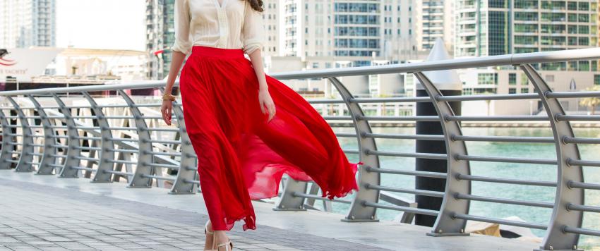 التنورة الماكسي ذات الكسرات رائجة هذا الصيف وهكذا يمكنك تنسيقها مع حجابك  (صور)