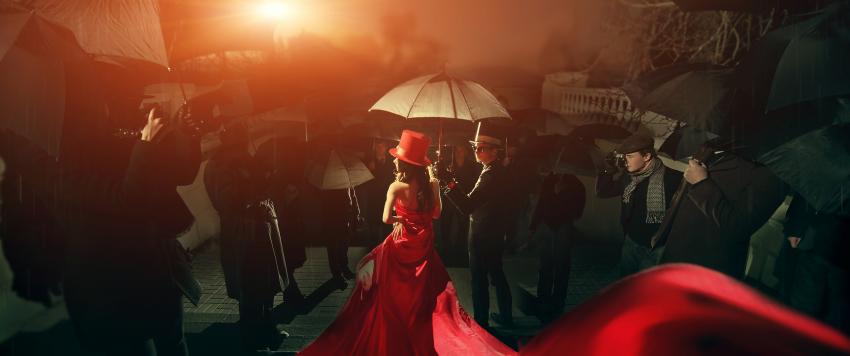 إطلالات غريبة على السجادة الحمراء في حفل غرامي.. وإحداهن تتألق بتوقيع عربي