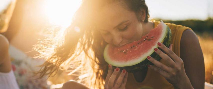 6 نصائح مفيدة لاختيار ألذ بطيخة من محل الخضار والفواكه