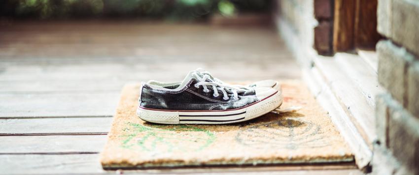 هل يمكن أن ينتشر فيروس كوفيد-19 بواسطة الأحذية؟ هل يمكن أن ينتشر فيروس كوفيد-19 بواسطة الأحذية؟