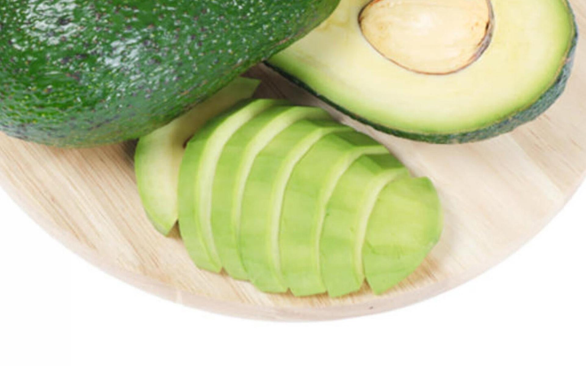 3- الأفوكادو: مليء بأكثر من 20 نوعاً من الفيتامينات، والبوتاسيوم، والزنك، والفيتامين B9 الذي يحسّن الدورة الدموية، ويعزّز التواصل بين النظام العصبي ونظيره الهرموني لتحسين إفراز الهرمونات.