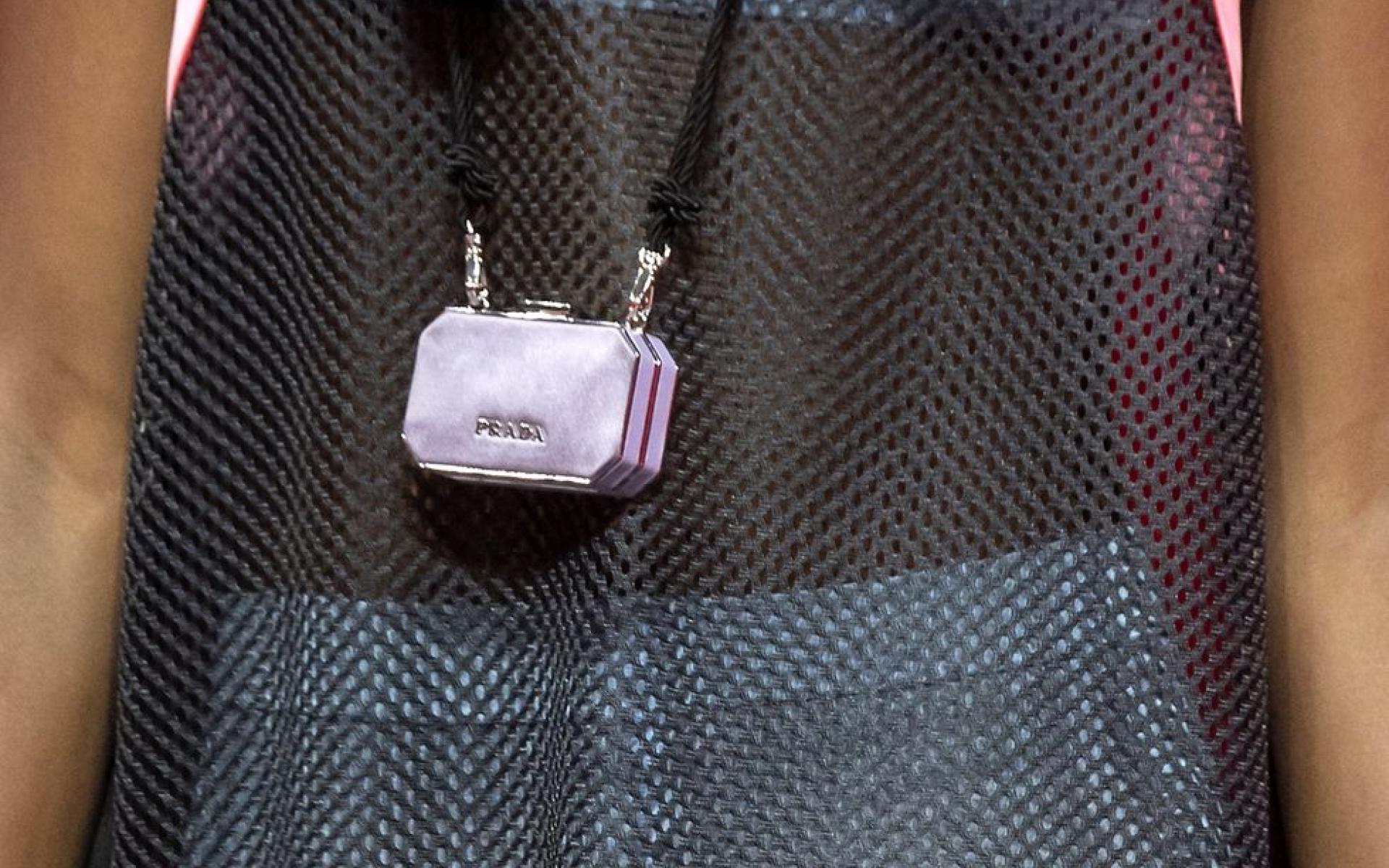 الحقائب الكروس الصغيرة جدًا  قد تتفاجئين من حجم هذه الحقيبة، إلا أن هناك بعض الفتيات التي يفضلن هذا الحجم؛ والذي يبدو أنه مناسب لحمل النقود فقط، لا تترددي في اقتناء واحدة، فلديها أشكال ممتعة!