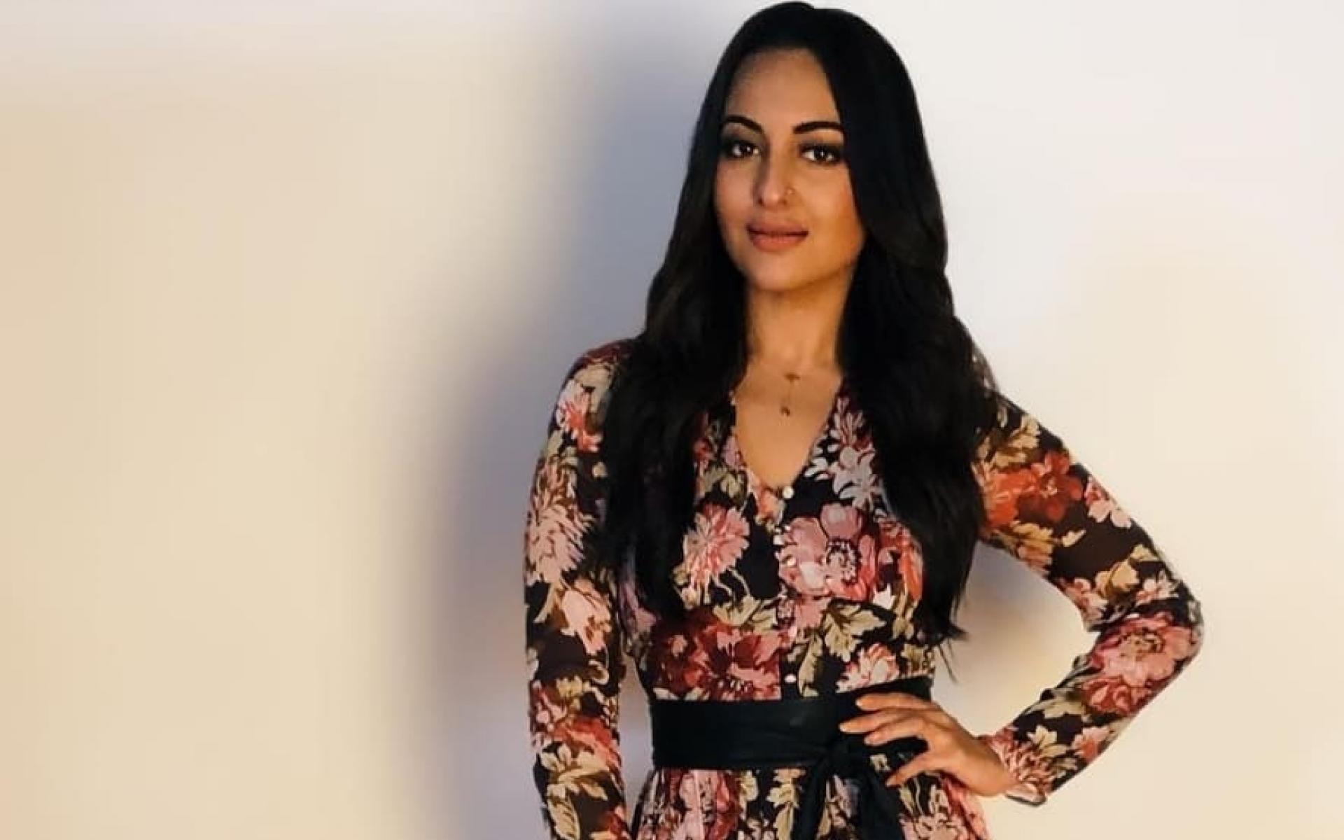ارتدت الجميلة سوناكشي سينها فستان منقوش بحزام أسود من الخصر ونسقت الفستان بطريقة بسيطة. ويمكن تنسيقه مع الحجاب بشكل مميز وإضافة حجاب أسود وشنطة سوداء، ويمكنك ارتداءه في خروجة مع الاصدقاء وفي المساء أيضاً. ارتدت الجميلة سوناكشي سينها فستان منقوش بحزام أسود من الخصر ونسقت الفستان بطريقة بسيطة. ويمكن تنسيقه مع الحجاب بشكل مميز وإضافة حجاب أسود وشنطة سوداء، ويمكنك ارتداءه في خروجة مع الاصدقاء وفي المساء أيضاً.