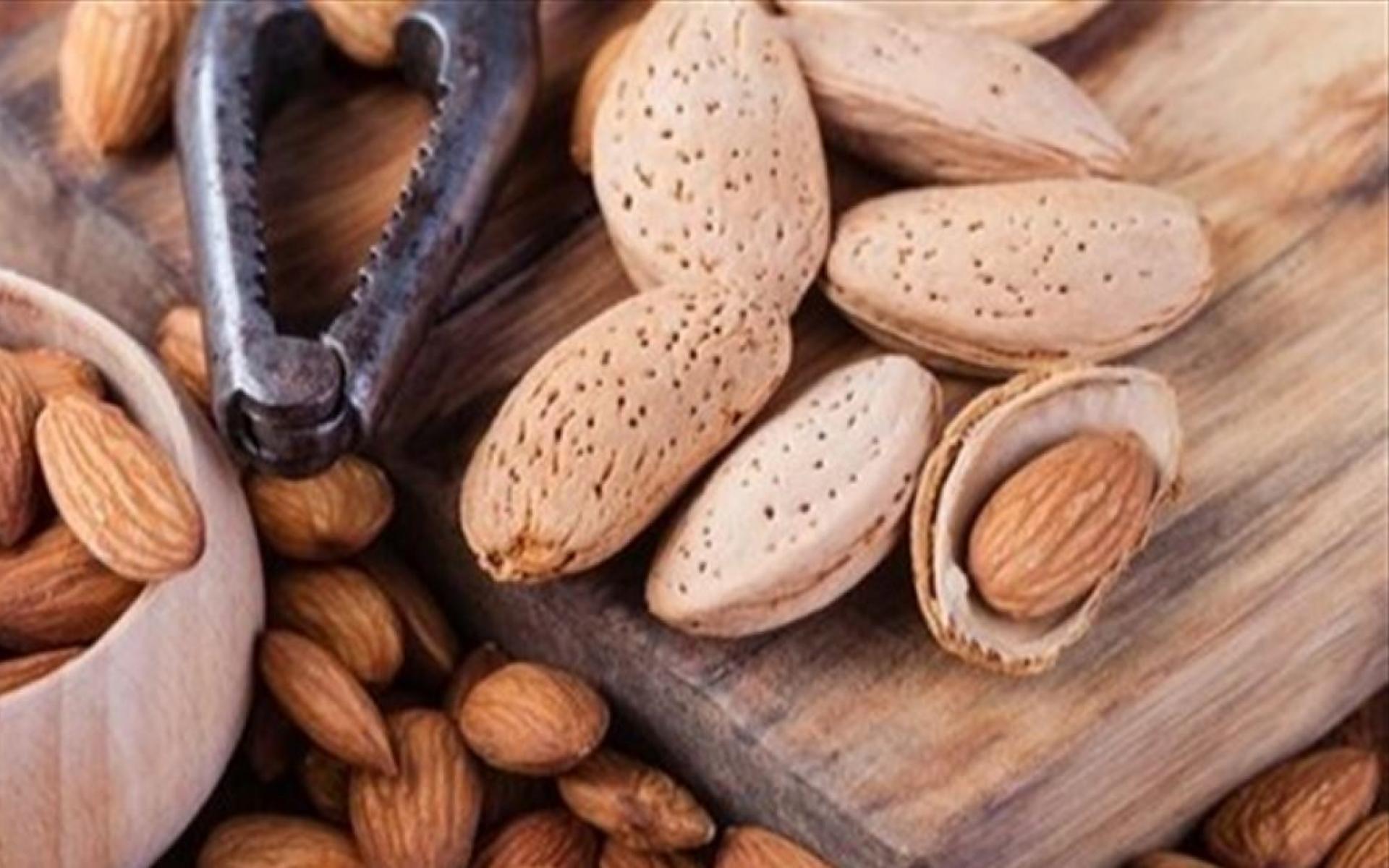 2- الجوز واللوز: غنيّان بالأحماض الدهنية الأساسية لإنتاج الهرمونات. حفنة منهما صباحاً تزوّد الجسم بالطاقة، وتمنع إفراز الاستروجين الذي قد يكون سبباً للخلل الهرموني.