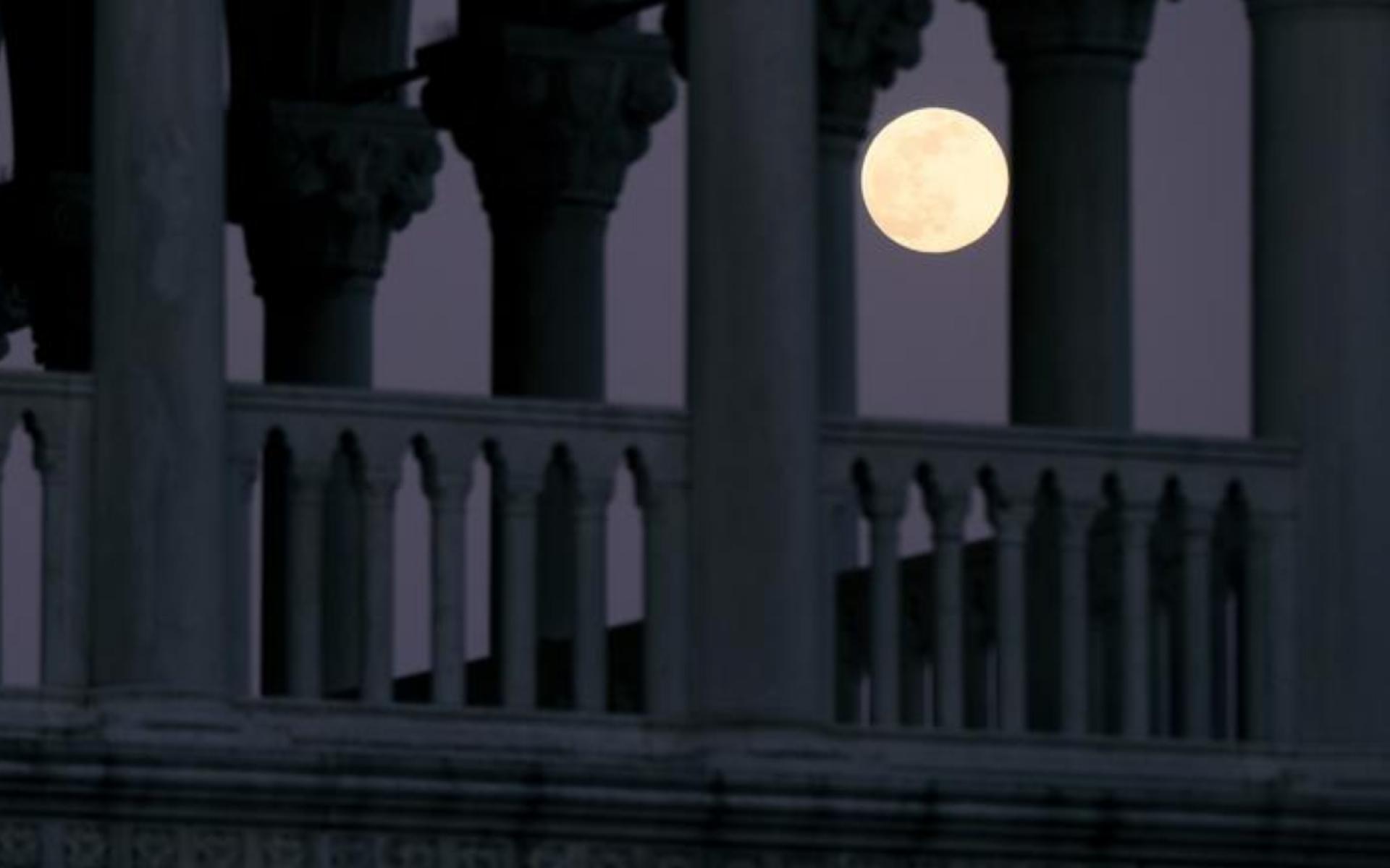 يرتفع القمر الوردي فوق مدينة البندقية الإيطالية