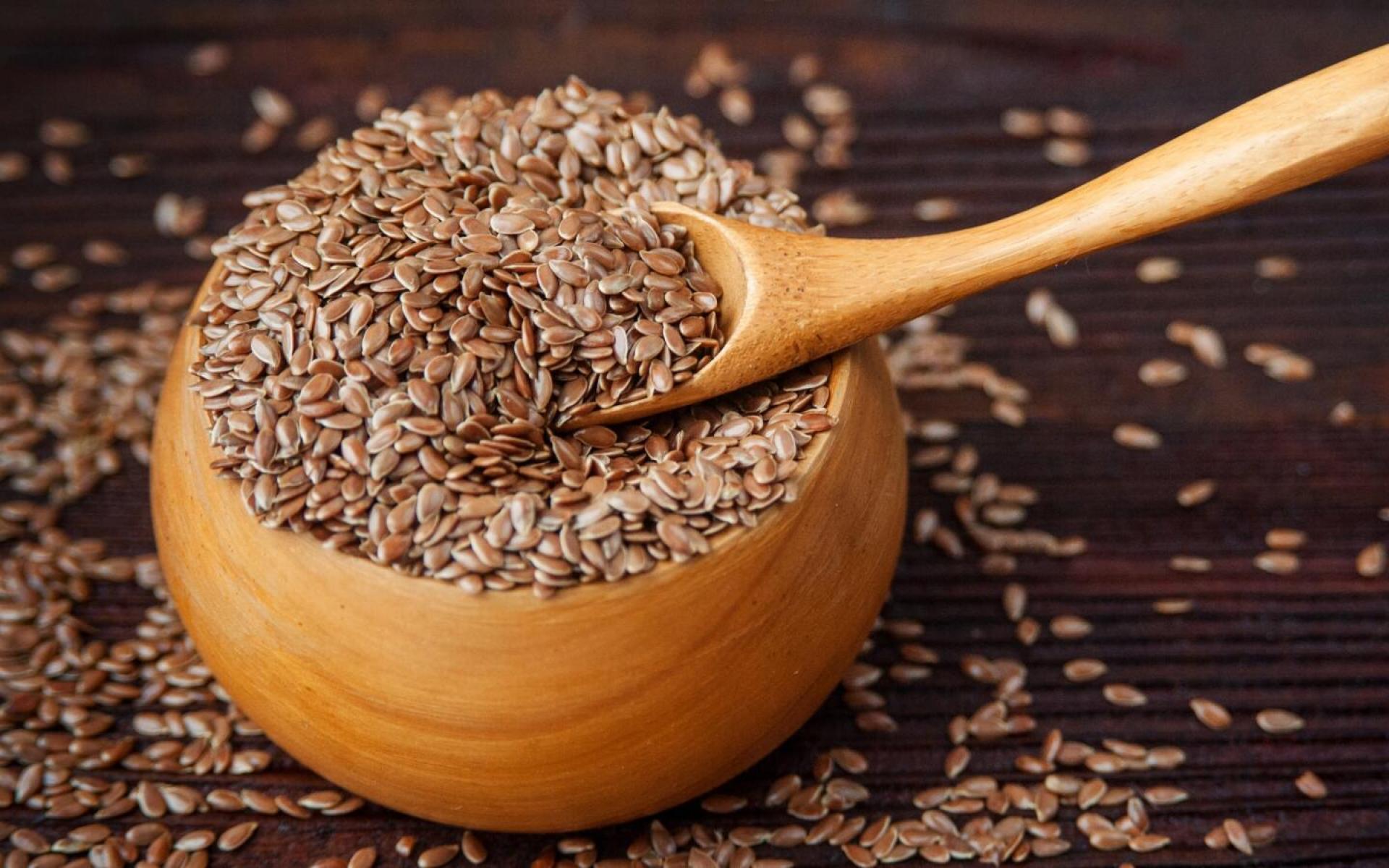 1- بذر الكتان: يساهم هذا النوع من الزيوت المفيدة في إلغاء مستوى الاستروجين الإضافي في الجسم، ويعمل على تعديل نسبة البروجستيرون والاستروجين. وبفضل غناه بالحديد والماغنيزيوم والمنغانيز، والفيتامينات B1 وB2 وB3، والفيتامين E، يساعد بذر الكتان على إفراز البروستغلاندين التي بدورها تساهم في تنظيم معدل الأيض وتعزيز نسبة الحرق.