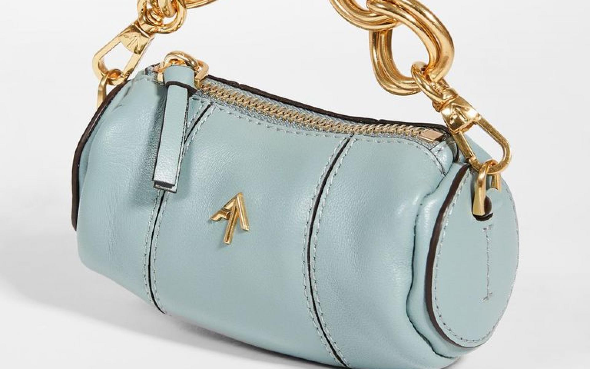 حقيبة أسطوانية صغيرة تمتلك تصميمًا جديدًا سيجعلها من المفضلات للعديد من الفتيات هذا الشتاء، كما أن حجمها صغير وشكلها عصري.