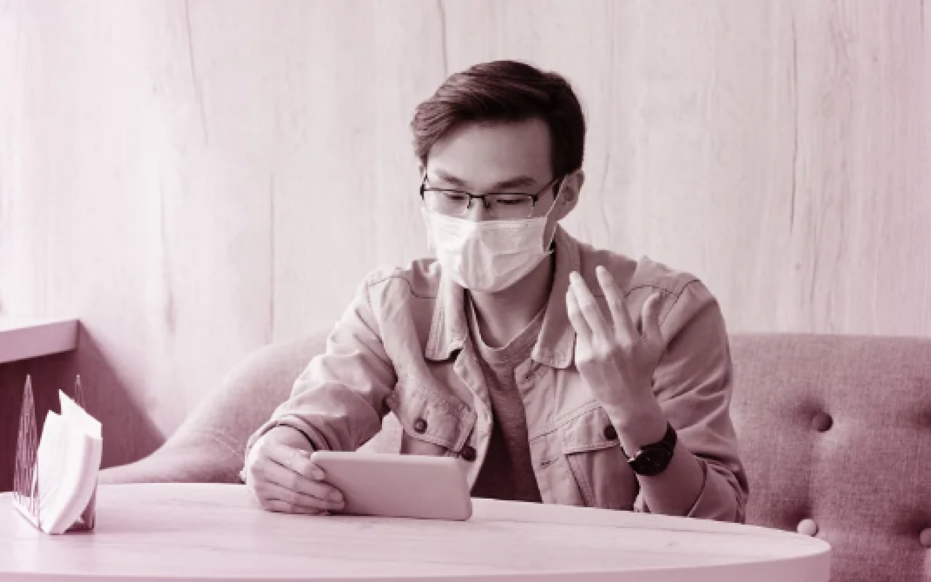 جزءًا من الأفراد المعنيين بقضايا بالجمال أصبح يدرك أن أقنعة الوجه يمكن أن تكون مصدرًا لموضة جديدة