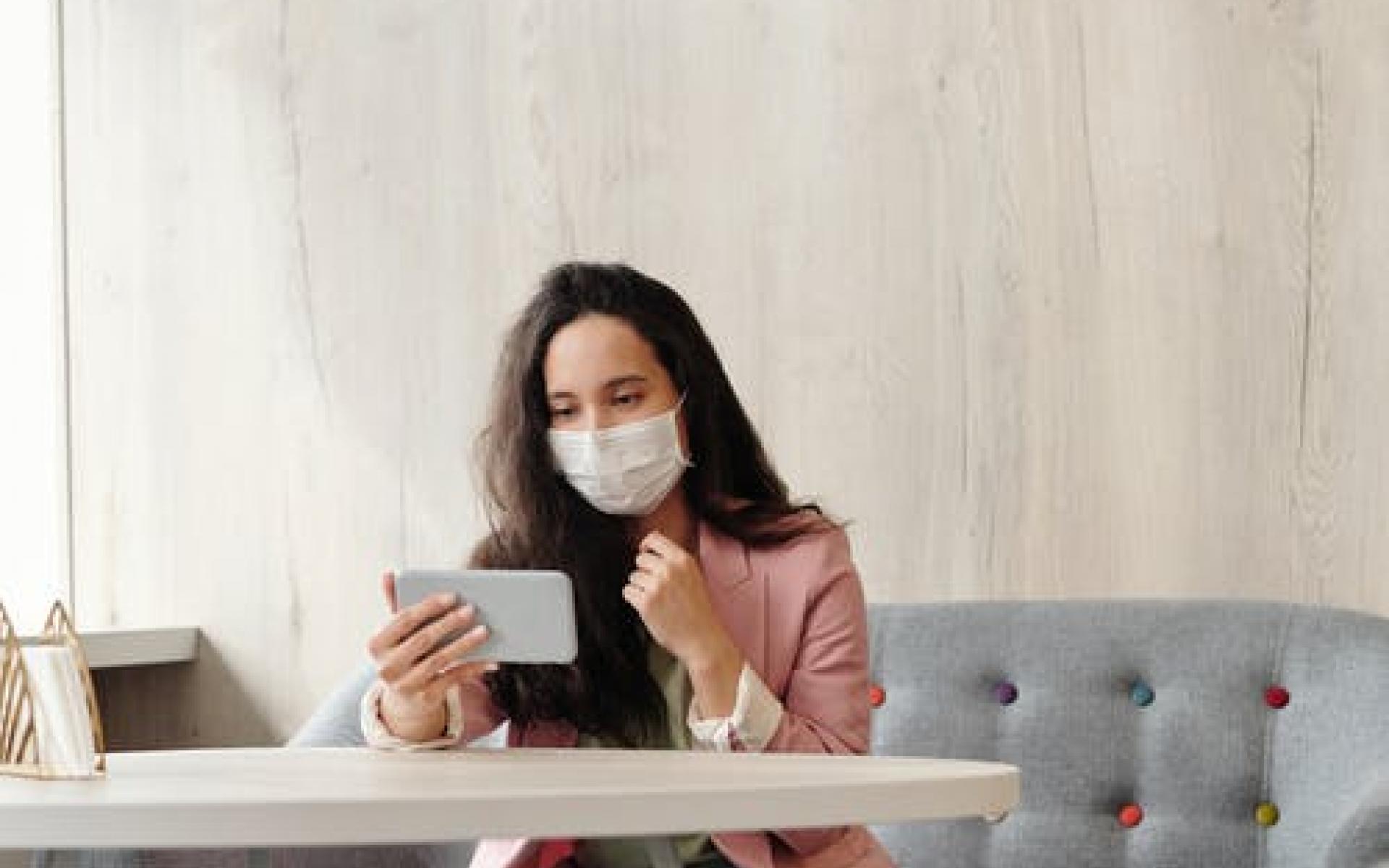 وجدت دراسة أخرى أنه ليس هناك أية تأثير للأقنعة الطبية، أو النسيجية في الحد من انتشاره