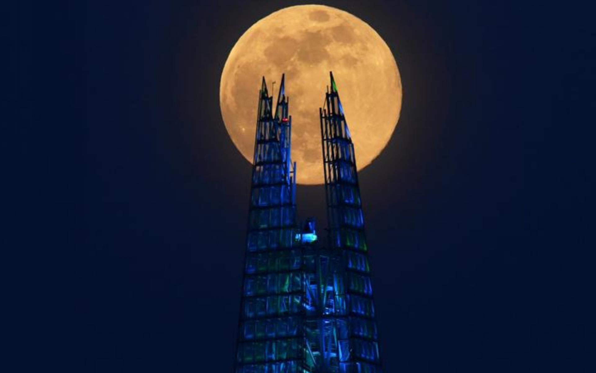 يرتفع القمر الوردي فوق برج شارد في العاصمة البريطانية لندن