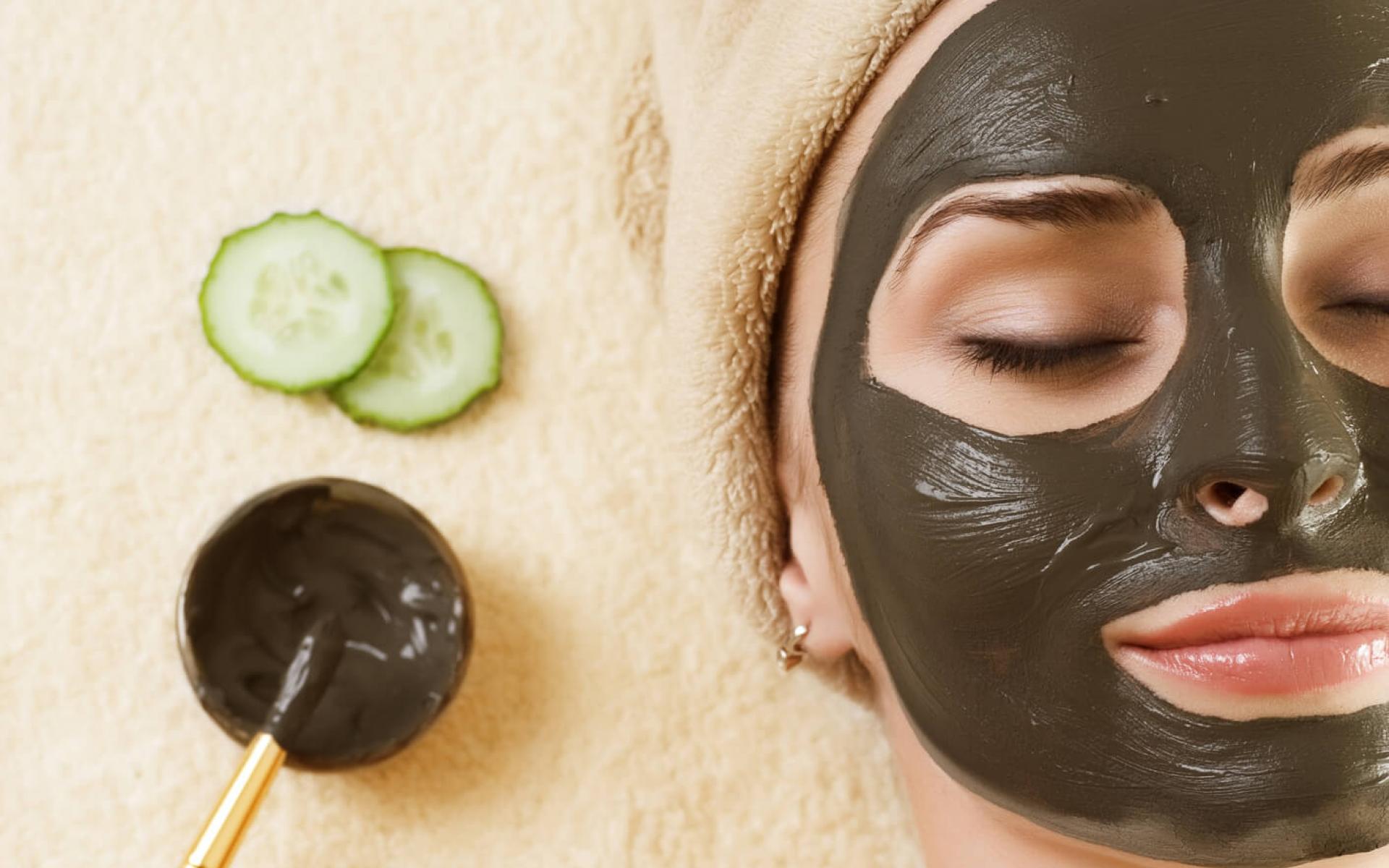 يقلل من البثور: أفضل وسيلة لتهدئة البثور الملتهبة الحمراء على وجهك هو استخدام الطين. امزجي الطمي مع عصير الطماطم والكركم وخشب الصندل واستخدميه على وجهك لمدة عشر دقائق لتقليل الالتهاب.