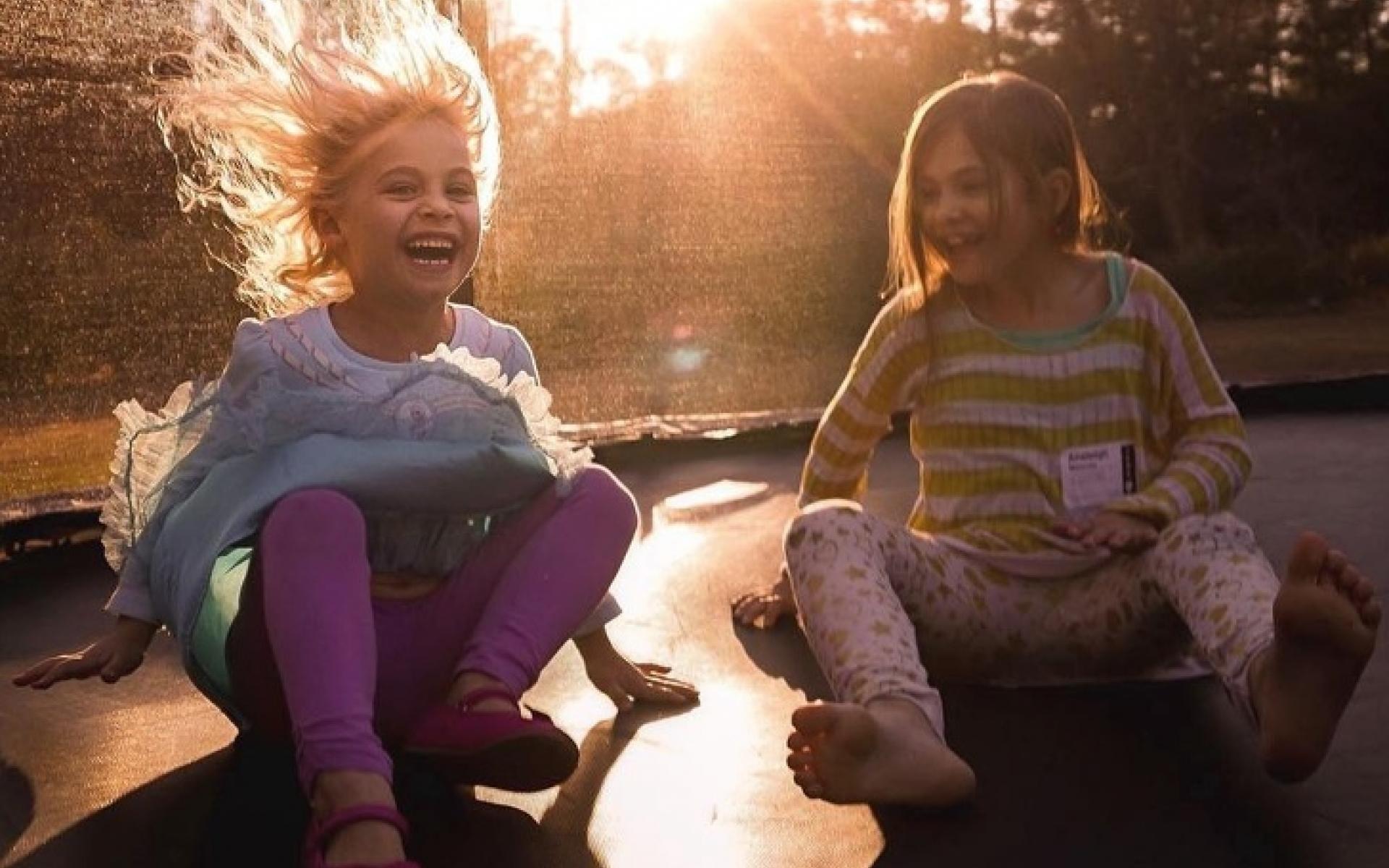 مصورة تلتلقط صور الأطفال بطرق مميزة