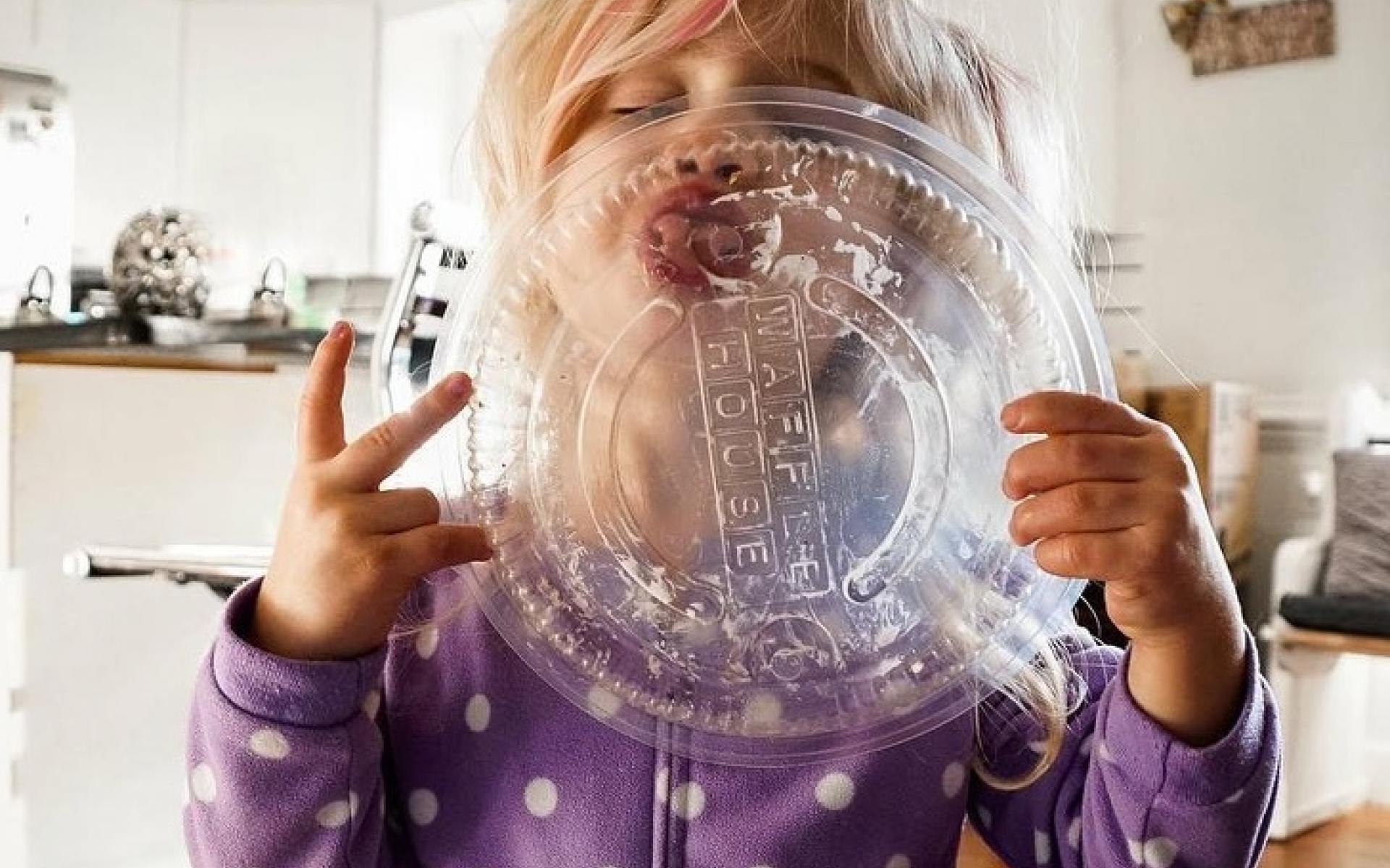 مصورة تلتلقط صور الأطفال بطرق مميزة